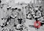 Immagine di Prigionieri tedeschi portano heavy machine gun Francia, 1917, secondo 51 filmato di repertorio 65675027242