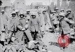 Immagine di Prigionieri tedeschi portano heavy machine gun Francia, 1917, secondo 52 filmato di repertorio 65675027242
