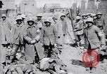 Immagine di Prigionieri tedeschi portano heavy machine gun Francia, 1917, secondo 53 filmato di repertorio 65675027242
