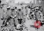 Immagine di Prigionieri tedeschi portano heavy machine gun Francia, 1917, secondo 54 filmato di repertorio 65675027242