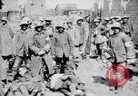 Immagine di Prigionieri tedeschi portano heavy machine gun Francia, 1917, secondo 55 filmato di repertorio 65675027242