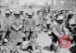 Immagine di Prigionieri tedeschi portano heavy machine gun Francia, 1917, secondo 56 filmato di repertorio 65675027242