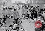 Immagine di Prigionieri tedeschi portano heavy machine gun Francia, 1917, secondo 57 filmato di repertorio 65675027242