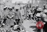 Immagine di Prigionieri tedeschi portano heavy machine gun Francia, 1917, secondo 59 filmato di repertorio 65675027242