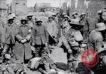 Immagine di Prigionieri tedeschi portano heavy machine gun Francia, 1917, secondo 60 filmato di repertorio 65675027242
