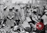 Immagine di Prigionieri tedeschi portano heavy machine gun Francia, 1917, secondo 62 filmato di repertorio 65675027242