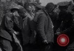 Standbild deutschen Kriegsgefangenen an der Vorderseite Frankreich, 1917, aus Sekunde 9 historischem Filmmaterial Videoclip 65675027243