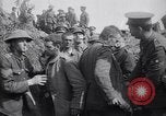 Standbild deutschen Kriegsgefangenen an der Vorderseite Frankreich, 1917, aus Sekunde 13 historischem Filmmaterial Videoclip 65675027243
