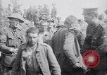 Standbild deutschen Kriegsgefangenen an der Vorderseite Frankreich, 1917, aus Sekunde 14 historischem Filmmaterial Videoclip 65675027243