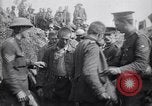 Standbild deutschen Kriegsgefangenen an der Vorderseite Frankreich, 1917, aus Sekunde 16 historischem Filmmaterial Videoclip 65675027243
