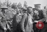 Standbild deutschen Kriegsgefangenen an der Vorderseite Frankreich, 1917, aus Sekunde 17 historischem Filmmaterial Videoclip 65675027243