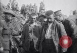 Standbild deutschen Kriegsgefangenen an der Vorderseite Frankreich, 1917, aus Sekunde 18 historischem Filmmaterial Videoclip 65675027243