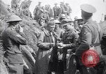 Standbild deutschen Kriegsgefangenen an der Vorderseite Frankreich, 1917, aus Sekunde 27 historischem Filmmaterial Videoclip 65675027243