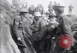 Standbild deutschen Kriegsgefangenen an der Vorderseite Frankreich, 1917, aus Sekunde 28 historischem Filmmaterial Videoclip 65675027243