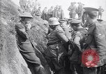 Standbild deutschen Kriegsgefangenen an der Vorderseite Frankreich, 1917, aus Sekunde 30 historischem Filmmaterial Videoclip 65675027243