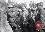 Standbild deutschen Kriegsgefangenen an der Vorderseite Frankreich, 1917, aus Sekunde 34 historischem Filmmaterial Videoclip 65675027243