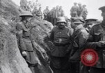 Standbild deutschen Kriegsgefangenen an der Vorderseite Frankreich, 1917, aus Sekunde 45 historischem Filmmaterial Videoclip 65675027243