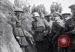 Standbild deutschen Kriegsgefangenen an der Vorderseite Frankreich, 1917, aus Sekunde 46 historischem Filmmaterial Videoclip 65675027243
