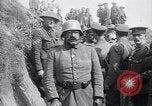 Standbild deutschen Kriegsgefangenen an der Vorderseite Frankreich, 1917, aus Sekunde 50 historischem Filmmaterial Videoclip 65675027243