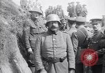 Standbild deutschen Kriegsgefangenen an der Vorderseite Frankreich, 1917, aus Sekunde 51 historischem Filmmaterial Videoclip 65675027243