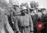 Standbild deutschen Kriegsgefangenen an der Vorderseite Frankreich, 1917, aus Sekunde 52 historischem Filmmaterial Videoclip 65675027243