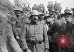 Standbild deutschen Kriegsgefangenen an der Vorderseite Frankreich, 1917, aus Sekunde 55 historischem Filmmaterial Videoclip 65675027243