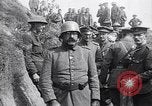 Standbild deutschen Kriegsgefangenen an der Vorderseite Frankreich, 1917, aus Sekunde 56 historischem Filmmaterial Videoclip 65675027243