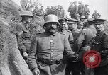 Standbild deutschen Kriegsgefangenen an der Vorderseite Frankreich, 1917, aus Sekunde 57 historischem Filmmaterial Videoclip 65675027243