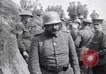 Standbild deutschen Kriegsgefangenen an der Vorderseite Frankreich, 1917, aus Sekunde 58 historischem Filmmaterial Videoclip 65675027243