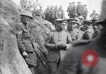 Standbild deutschen Kriegsgefangenen an der Vorderseite Frankreich, 1917, aus Sekunde 60 historischem Filmmaterial Videoclip 65675027243