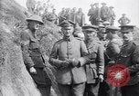 Standbild deutschen Kriegsgefangenen an der Vorderseite Frankreich, 1917, aus Sekunde 61 historischem Filmmaterial Videoclip 65675027243