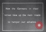 Standbild Krater in der Straße durch Rückzug der deutschen Truppen Frankreich, 1917, aus Sekunde 16 historischem Filmmaterial Videoclip 65675027244