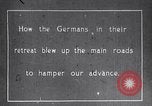 Standbild Krater in der Straße durch Rückzug der deutschen Truppen Frankreich, 1917, aus Sekunde 18 historischem Filmmaterial Videoclip 65675027244