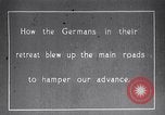 Standbild Krater in der Straße durch Rückzug der deutschen Truppen Frankreich, 1917, aus Sekunde 20 historischem Filmmaterial Videoclip 65675027244