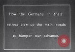 Standbild Krater in der Straße durch Rückzug der deutschen Truppen Frankreich, 1917, aus Sekunde 23 historischem Filmmaterial Videoclip 65675027244