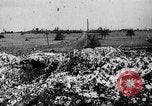 Standbild Krater in der Straße durch Rückzug der deutschen Truppen Frankreich, 1917, aus Sekunde 24 historischem Filmmaterial Videoclip 65675027244