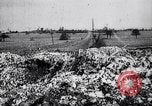 Standbild Krater in der Straße durch Rückzug der deutschen Truppen Frankreich, 1917, aus Sekunde 25 historischem Filmmaterial Videoclip 65675027244