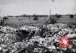 Standbild Krater in der Straße durch Rückzug der deutschen Truppen Frankreich, 1917, aus Sekunde 26 historischem Filmmaterial Videoclip 65675027244