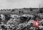 Standbild Krater in der Straße durch Rückzug der deutschen Truppen Frankreich, 1917, aus Sekunde 29 historischem Filmmaterial Videoclip 65675027244