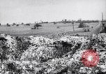 Standbild Krater in der Straße durch Rückzug der deutschen Truppen Frankreich, 1917, aus Sekunde 34 historischem Filmmaterial Videoclip 65675027244