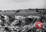 Standbild Krater in der Straße durch Rückzug der deutschen Truppen Frankreich, 1917, aus Sekunde 37 historischem Filmmaterial Videoclip 65675027244