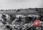 Standbild Krater in der Straße durch Rückzug der deutschen Truppen Frankreich, 1917, aus Sekunde 38 historischem Filmmaterial Videoclip 65675027244
