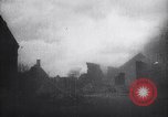 Standbild Krater in der Straße durch Rückzug der deutschen Truppen Frankreich, 1917, aus Sekunde 59 historischem Filmmaterial Videoclip 65675027244