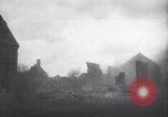 Standbild Krater in der Straße durch Rückzug der deutschen Truppen Frankreich, 1917, aus Sekunde 61 historischem Filmmaterial Videoclip 65675027244