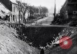 Standbild riesigen Krater Frankreich, 1917, aus Sekunde 31 historischem Filmmaterial Videoclip 65675027249