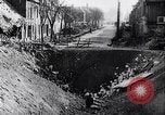 Standbild riesigen Krater Frankreich, 1917, aus Sekunde 32 historischem Filmmaterial Videoclip 65675027249