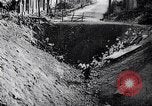Standbild riesigen Krater Frankreich, 1917, aus Sekunde 36 historischem Filmmaterial Videoclip 65675027249