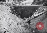 Standbild riesigen Krater Frankreich, 1917, aus Sekunde 37 historischem Filmmaterial Videoclip 65675027249