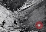 Standbild riesigen Krater Frankreich, 1917, aus Sekunde 44 historischem Filmmaterial Videoclip 65675027249