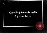 Standbild britische Soldaten mit Ayrton fans Frankreich, 1918, aus Sekunde 1 historischem Filmmaterial Videoclip 65675027270